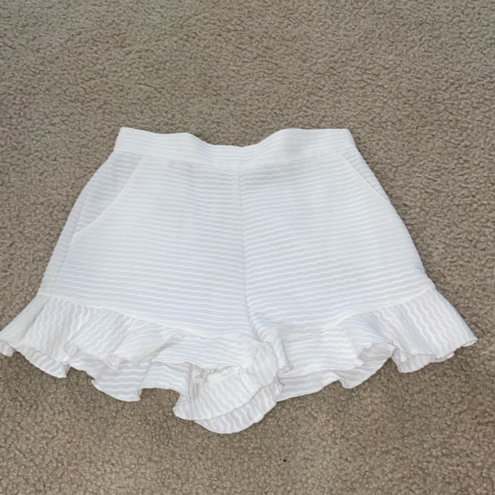 White Ruffle Gianni Bini Shorts. Size Small.
